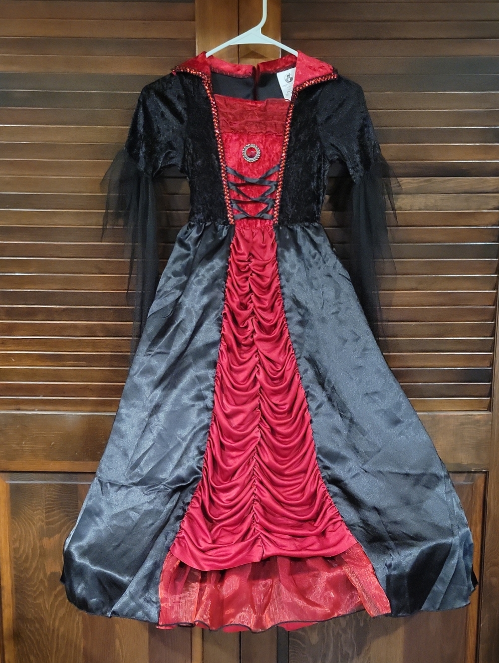 Halloween Victorian Vampiress costume Girl.